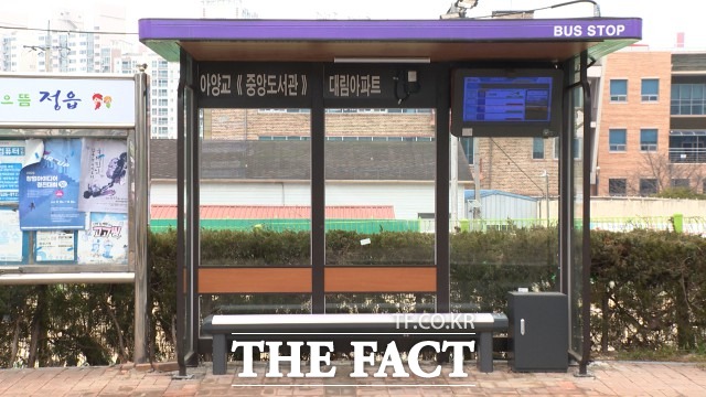 정읍시는 시민들의 편리한 시내버스 이용을 위해 시내버스 승강장 33곳에 스마트 냉·온열 의자를 설치했다. / 정읍시