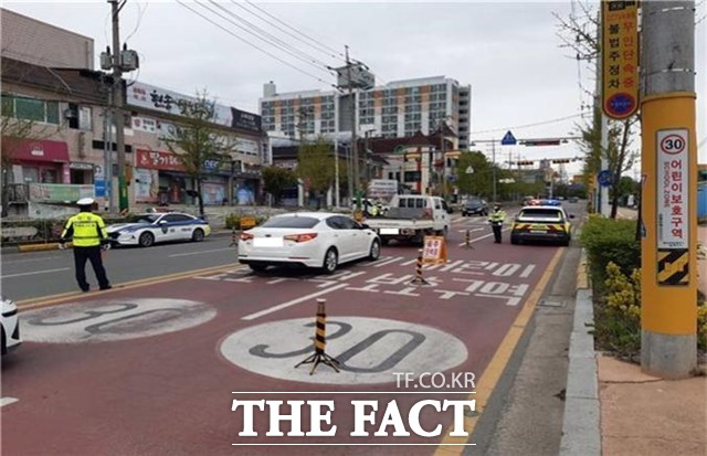 전북경찰이 어린이보호구역 음주운전 교통사망사고를 예방하기 위해 주간 음주운전 단속을 진행했다. /더팩트DB