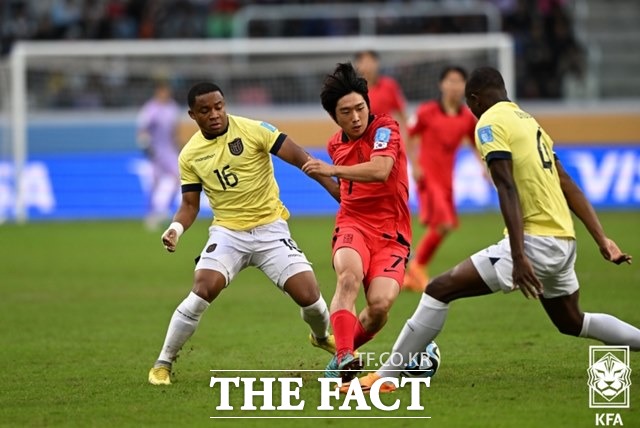 한국의 미드필더 김용학이 2일 에콰도르전에서 슛을 시도하고 있다./산티아고 델 에스테로(아르헨티나)=KFA