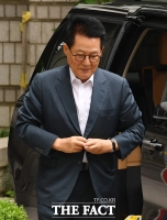  옷매무새 가다듬는 박지원 전 국정원장 [포토]