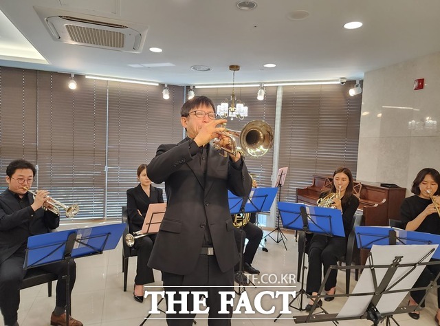 김주성 광개토병원장이 교향악단 사이에서 트럼펫을 연주하고 있다./대구=김채은 기자