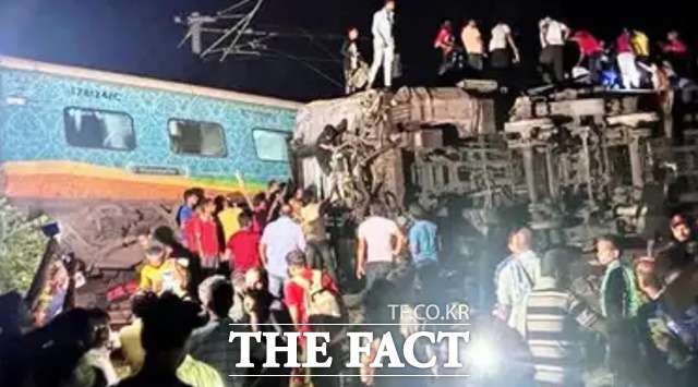 2일 인도 오디샤주 발라소르 지역에서 발생한 열차 탈선 사고현장에서 구조대원들이 구조에 나서고 있다. /타임스오브인디아 캡쳐