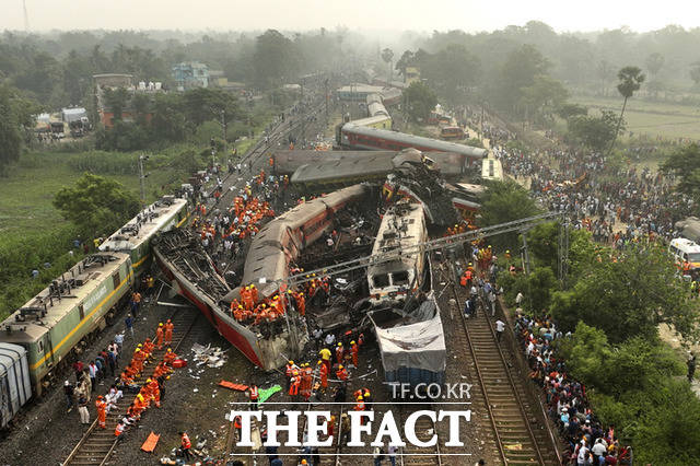 지난 2일(현지시각) 인도에서 1300명의 사상자를 낸 열차 탈선·충돌 사고의 원인으로 철도 신호 오류가 제시됐다. /발라소르(오디샤주)=AP. 뉴시스