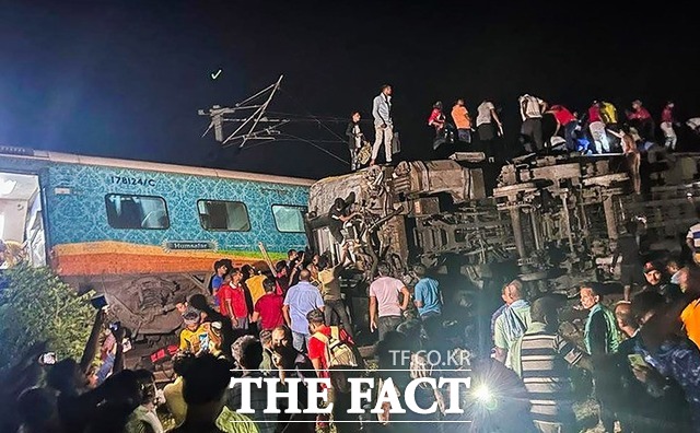인도 구조대원들이 2일(현지시간) 인도 동부 오디샤주 발라소레 지역에서 발생한 열차 충돌 탈선 사고현장에서 구조작업을 하고 있다./발라소르(오디샤주)=AP. 뉴시스