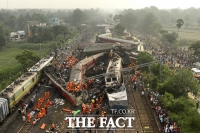  '21세기 최악' 인도 3중 열차 사고, 원인은 신호 오류?