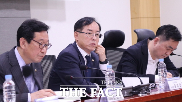 상임위에서 활동중인 김경만 더불어민주당 의원(가운데)./김경만 페이스북