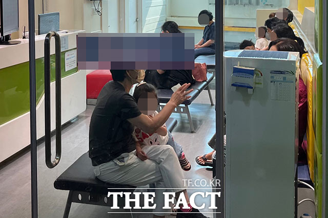 5일 오전 서울 시내 한 소아청소년병원에 환자들이 대기하고 있다. /황지향 인턴기자