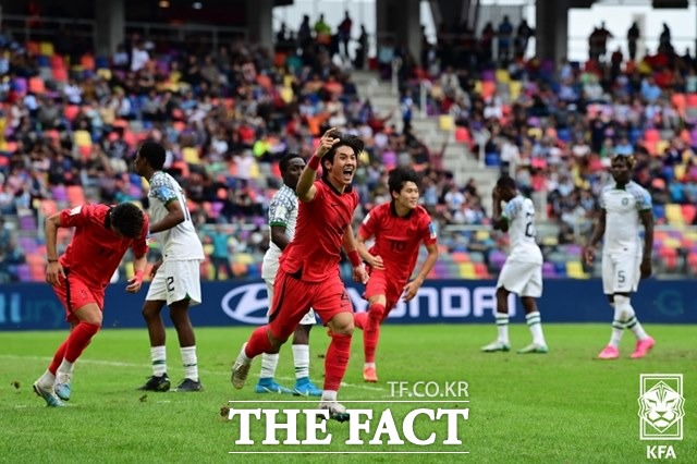 2경기 연속 헤더골의 감격! 김은중호의 수비수 최석현이 5일 아르헨티나에서 열린 나이지리아와 2023 FIFA U-20 월드컵 8강전에서 연장 전반 5분 이승원의 코너킥을 헤더 결승골로 연결시킨 뒤 기뻐하고 있다./산티아고 델 에스테로(아르헨티나)=KFA