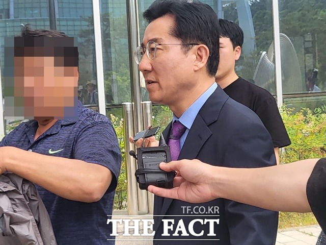 박경귀 충남 아산시장이 5일 공직선거법 위반 혐의로 1심에서 당선무효형을 선고받고 법원을 나가고 있다. / 천안 = 김아영 기자