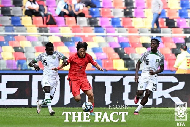김은중호의 김용학이 5일 나이지리아와 2023 FIFA U-20 월드컵 8강전에서 돌파를 시도하고 있다. 한국과 나이지리아는 전반을 0-0으로 마쳤다./산티아고 델 에스테로(아르헨티나)=KFA