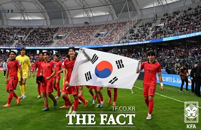한국의 힘을 보여준 김은중호 선수들이 나이지리아전 승리 후 태극기를 들고 경기장을 돌며 뒤풀이를 하고 있다./산티아고 델 에스테로=KFA