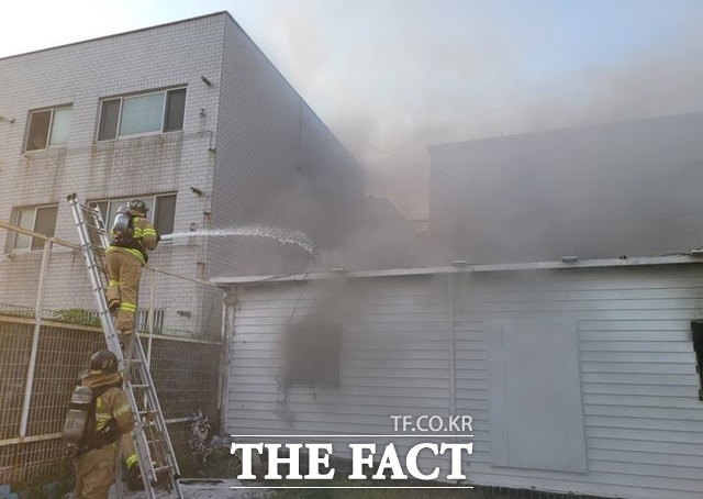 포항의 한 학원 주방에서 불이 나 소방대원들이 진화 중이다./경북소방본부