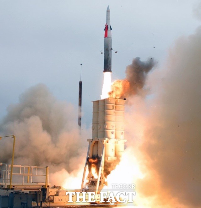 이스라엘판 사드(THAAD)라는 애로우3 미사일 방어체계의 요격미사일이 발사관에서 발사되고 있다./디펜스에어로스페이스닷컴