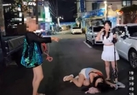  생방송 중 동료 얼굴에 포크 휘두른 女 유튜버 입건