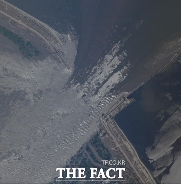 무너진 노바 카호우카 댐에서 물이 쏟아져 나가고 있는 모습이 위성사진에 선명하게 찍혔다. /플래닛