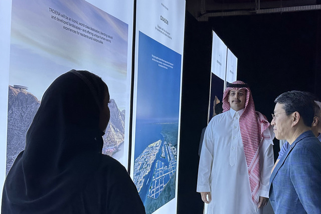 조주완 LG전자 사장(오른쪽 첫 번째)이 지난 1일 사우디아라비아 리야드에서 초대형 미래 신도시 건설 사업 네옴시티의 전시관을 방문했다. /LG전자