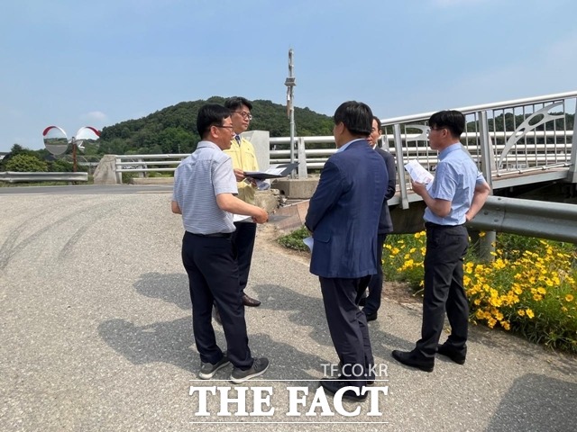 지난 5일 신동헌 천안시 부시장이 캔틸레버 구조 교량인 동남구 성남면 석곡교와 현암교를 점검했다. / 천안시