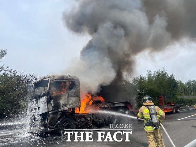 경남 창녕의 한 국도에서 트럭 2대가 충돌해 발생한 화재현장에서 소방이 화재를 진압하고 있다./경남소방본부