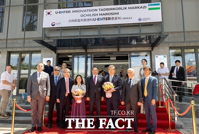 한국국제협력단이 우즈베키스탄 수도 타슈켄트에서 개최한 스타트업 지원센터(U-ENTER) 준공식에 참석한 주요 인사들이 기념촬영을 하고 있다. / 순천향대