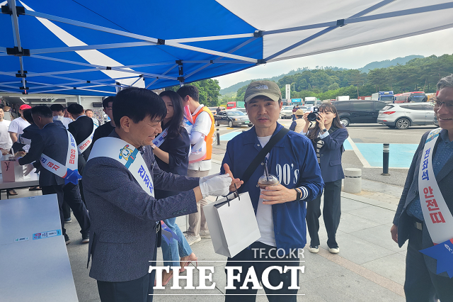 한국도로공사 전북본부와 본사 교통본부(본부장 설승환)는 ‘여름철 빗길사고 예방’ 테마로 여산휴게소(순천방향)에서 고속도로순찰대, 교통안전공단, 도로교통공단 등 유관기관과 함께 6월 교통안전의 날 합동 캠페인을 실시했다. / 도로공사 전북본부