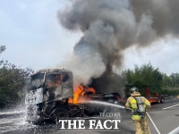  창녕 국도서 대형 트럭 2대 충돌해 화재…1명 사망