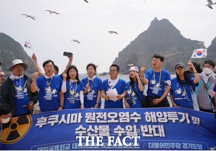 8일 민주당 경기도당 대일굴욕외교규탄 독도방문단이 독도를 방문해 독도 수호에 대한 결의가 담긴 독도선언문을 낭독하고있다./민주당 경기도당