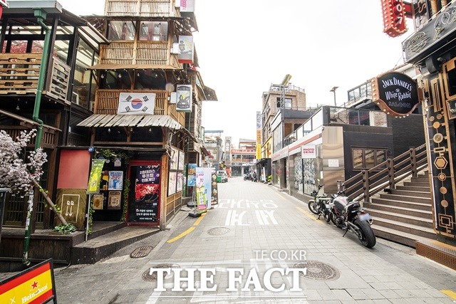 서울 용산구(구청장 박희영)가 상권회복을 위해 이태원 로컬브랜드 강화사업을 본격적으로 추진한다. 이태원 세계음식거리의 모습. /용산구 제공