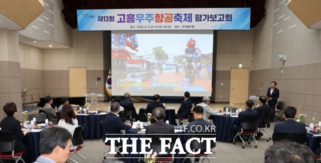 고흥군은 7일 지난 4월 개최된 우주항공축제에 대한 평가 보고회를 갖고 추진성과 및 문제점을 공유하고 개선 방향을 논의하고 있다. /고흥군