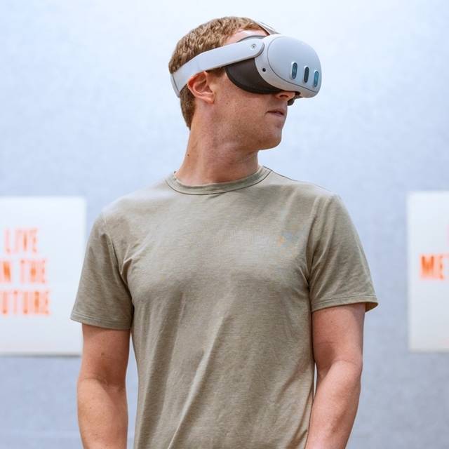 마크 저커버그 메타 CEO(최고경영자)가 8일(현지시간) 열린 사내 전체 회의에서 애플의 첫 MR(혼합현실) 기기 비전 프로를 비판하는 말을 해 화제를 모으고 있다. 사진은 저커버그 CEO가 메타 VR(가상현실)기기 메타 퀘스트3를 사용하는 모습. /저커버그 SNS