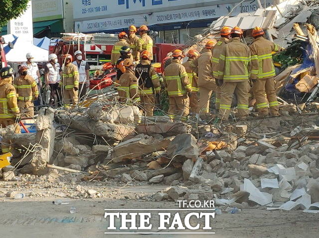 정의당 광주시당은 9일 학동 재개발 철거공사 참사 2주기를 맞았지만 가해 기업인 현대산업개발에 대한 처벌이 여전히 미뤄지고 있다고 지적했다. 사진은 당시 참사 현장./더팩트 DB