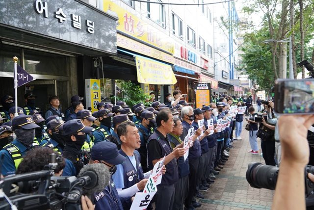 서울 남대문경찰서는 9일 오전 8시 집회 및 시위에 관한 법률 위반과 공유재산 및 물품관리법 위반, 도로법 위반 혐의 등으로 서울 영등포구 대림동 건설노조 사무실에 압수수색 영장을 집행했다. /건설노조 제공