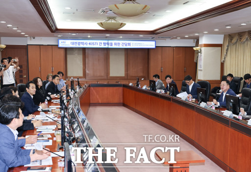 이장우 대전시장은 9일 대덕특구에 있는 한국과학기술정보연구원을 방문해 상호교류를 이어갔다. / 대전시