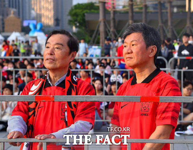 정몽규 대한축구협회장(오른쪽)과 김병준 전국경제인연합회 회장 직무대행이 경기를 관전하고 있다.