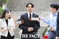  '마약 투약 혐의' 유아인 불구속 송치...최소 7종 파악