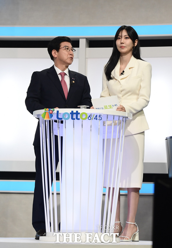 최상대 차관(왼쪽)이 대국민 로또6/45 추첨 공개방송 리허설에 참석해 황금손으로 함께 자리한 김소연을 올려다보고 있다.