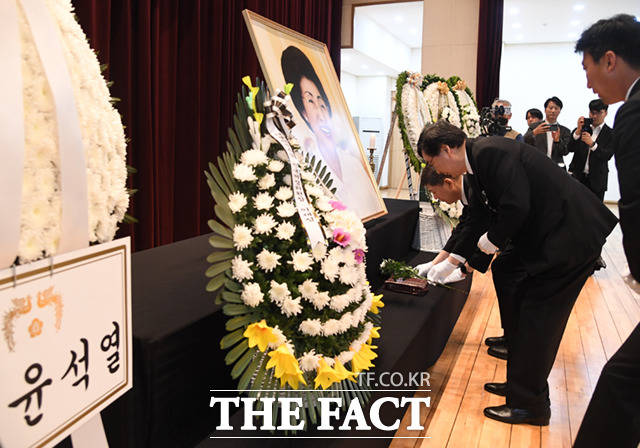 고인의 아들 김홍업 김대중평화센터 이사장과 김홍걸 의원이 헌화하고 있다.