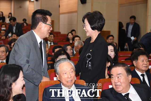 박지원 전 국정원장(왼쪽)과 김상희 전 국회 부의장이 인사하고 있다.