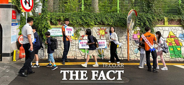 전남 함평군과 함평소방서 관계자들이 함평초등학교 앞에서 안전 캠페인을 벌이고 있다. / 함평군