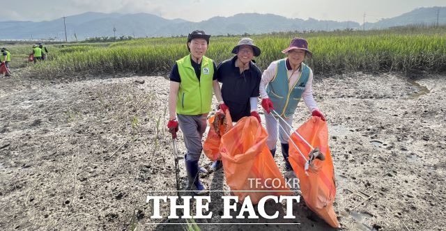 박성현 여수광양항만공사 사장, 정헌주 중마장애인복지관 관장, 정귀현 동광양상공인회 회장(우측에서부터)이 수어천 인근에서 쓰레기를수거활돋을 벌이고 있다. /여수광양항만공사