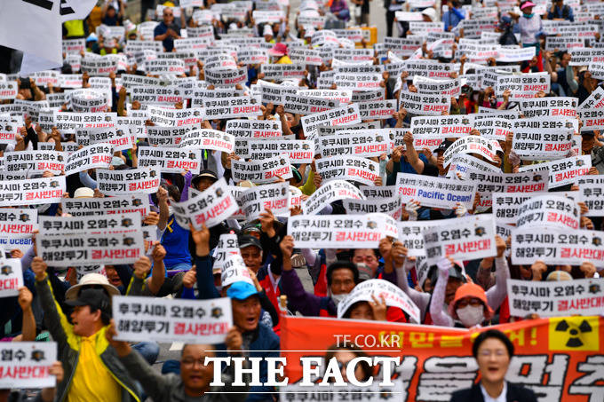 전국어민회총연맹 회원들과 일본 방사성 오염수 해양투기 저지 공동행동이 12일 오후 서울 영등포구 국회의사당 앞에서 주최한 전국어민대회 참가자들이 구호를 외치고 있다./장윤석 인턴기자