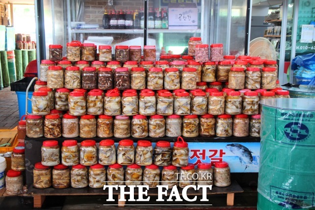 소금 가격 상승은 연쇄적으로 젓갈산업과 김치산업에도 영향을 주고 있다. 사진은 신안 지도 젓갈타운의 한 젓갈 상회/ 광주 = 나윤상 기자