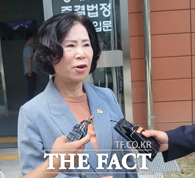 선거법 위반 혐의로 재판에 넘겨진 김행금 의원이 벌금 90만원을 선고받고 법원을 나서고 있다. / 천안 = 김아영 기자