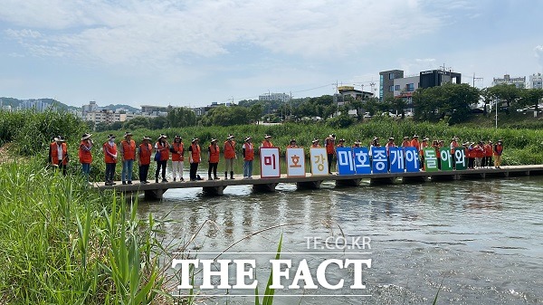 미호강 주민하천관리단은 12일 청주시 상당구 서문동 무심천 일대에서 미호강의 유역관리를 위한 수중 퍼포먼스를 열고 협력적 유역거버넌스 체계 구축을 촉구했다. /청주=이주현 기자