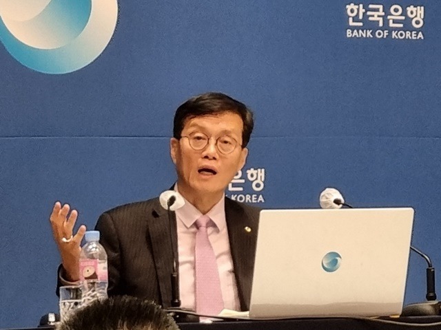 이창용 한국은행 총재는 12일 한국은행 별관 강당에서 열린 창립 73주년 행사 기념사에서 인플레이션 둔화 속도를 면밀히 점검하겠다고 밝혔다. 사진은 지난 5월 이 총재가 서울 중구 한국은행 본부에서 통화정책방향 기자 간담회를 하고 있는 모습. /이선영 기자