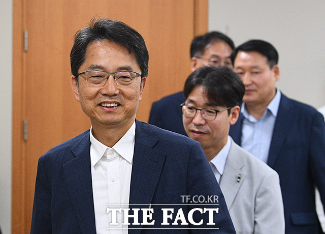밝은 표정으로 회의에 참석한 박준식 위원장.