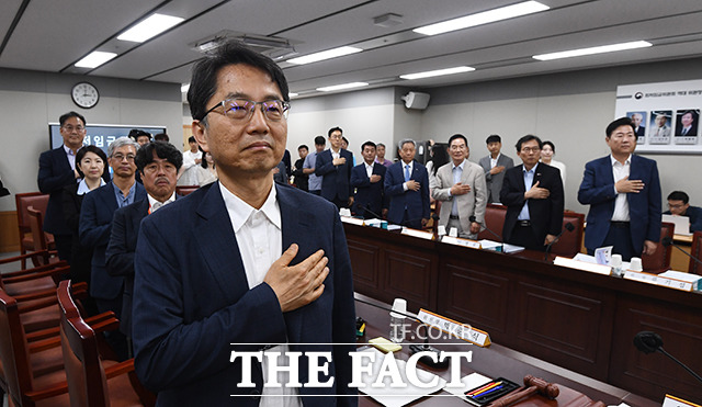 박 위원장과 위원들이 회의 시작 전 국민의례를 하고 있다.