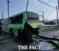  천안서 탱크로리가 시내버스 들이받아 승객 6명 부상