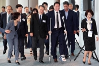  '목발 투혼' 최태원 등 4대 그룹 총수 프랑스로…부산엑스포 유치 총력전