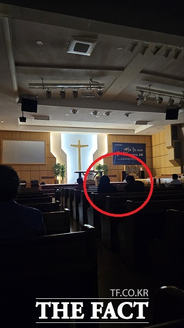 박희영 용산구청장이 14일 오전 배우자와 용산구 내 한 교회에서 새벽 기도를 드리고 있다. /설상미 기자