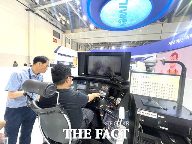 14일 오후 부산 벡스코(BEXCO)에서 열린 ‘2023 부산국제철도기술산업전’에서 코레일 전시장을 찾은 참가자가 KTX 운전시뮬레이터 체험을 하고 있다. / 코레일